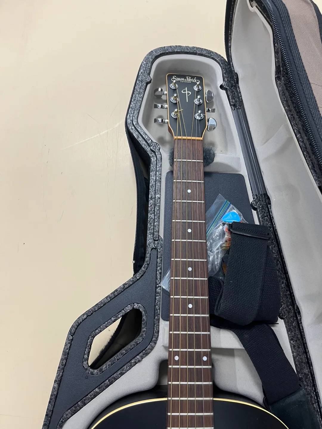 Simon & Patrick Songsmith Folk Black Guitar with Travel Case image indicator(5)