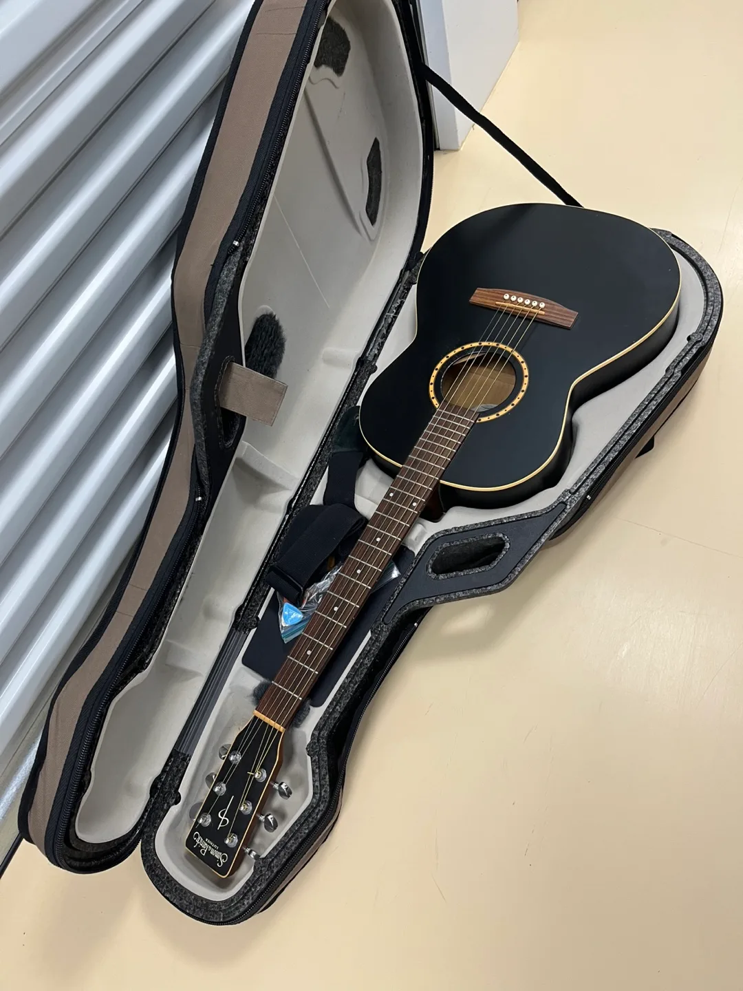 Simon & Patrick Songsmith Folk Black Guitar with Travel Case image indicator(2)