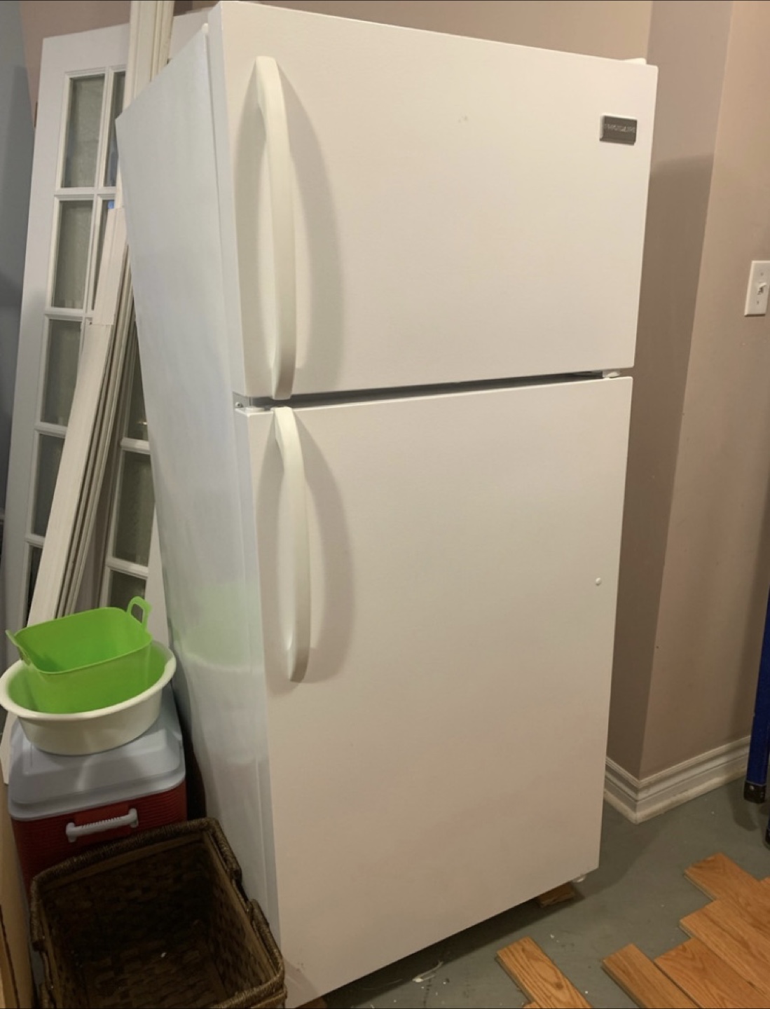 Frigidaire Top Freezer Refrigerator 18 cu.ft.