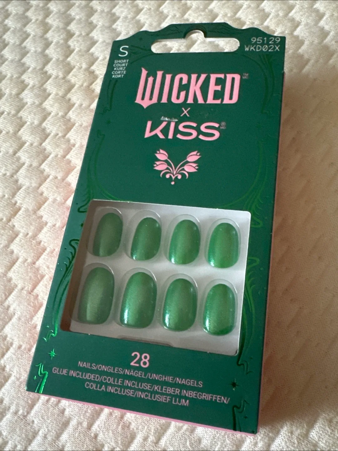 Wicked x Kiss Short Green Press On Nails - New thumbnail