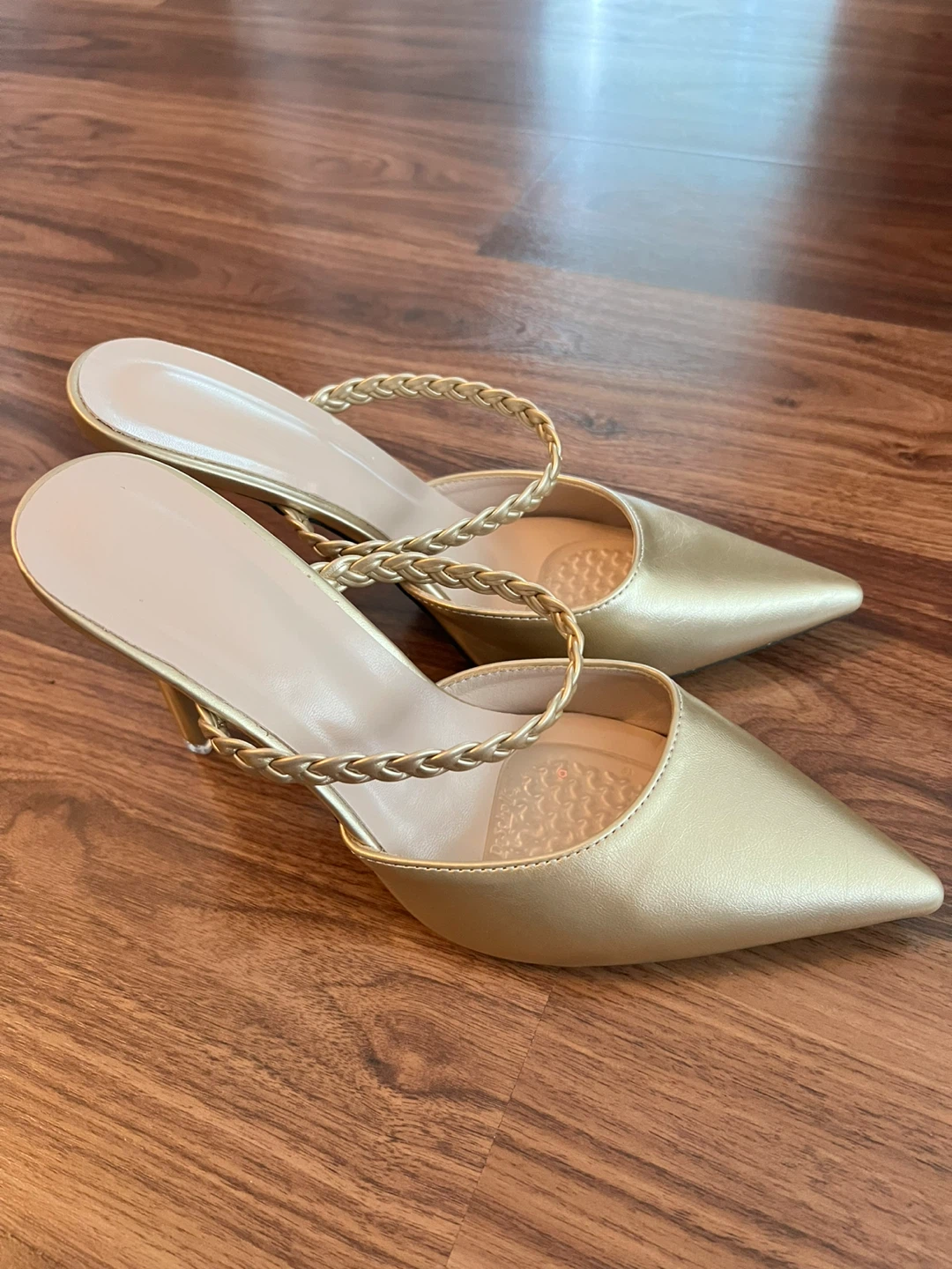 Sleek and comfortable gold heels - Size 39