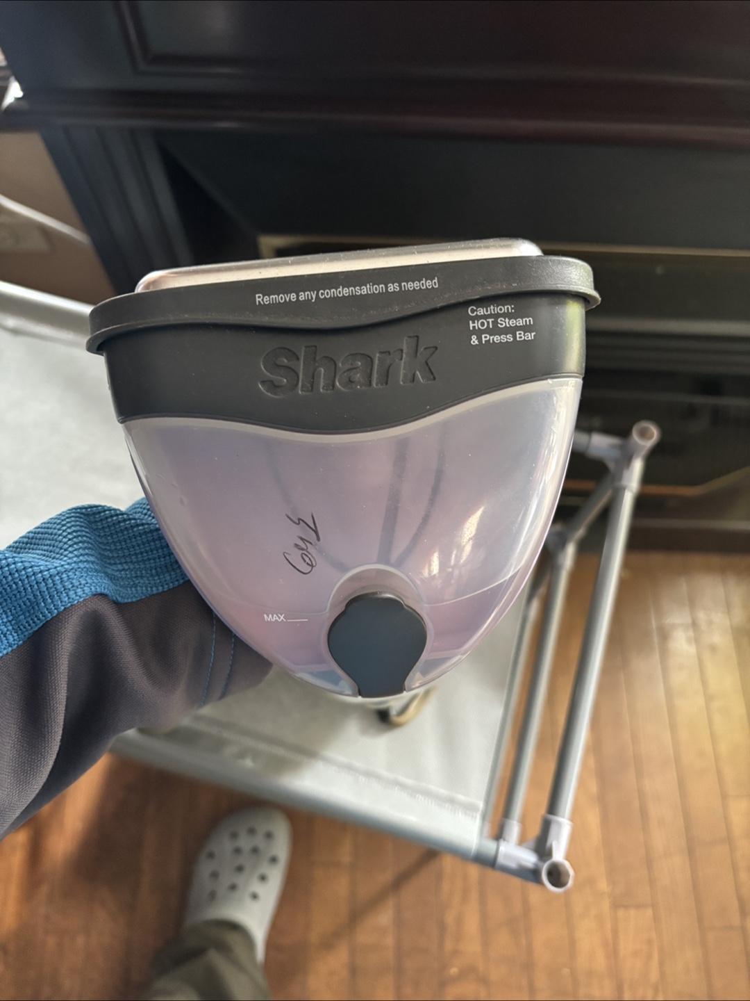 Shark Wrinkle Eraser Press & Refresh Garment Steamer - photo 2