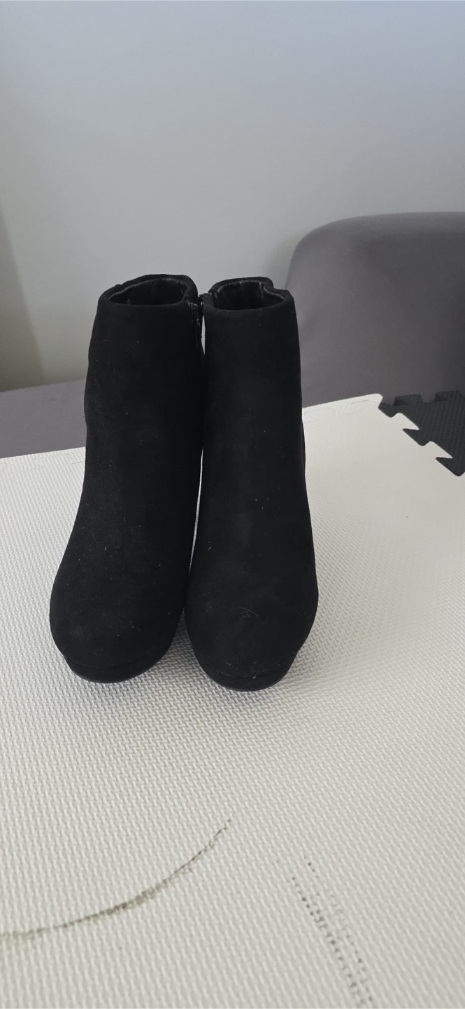 Dream Pairs Black Ankle Boots - Size 8 - photo 2