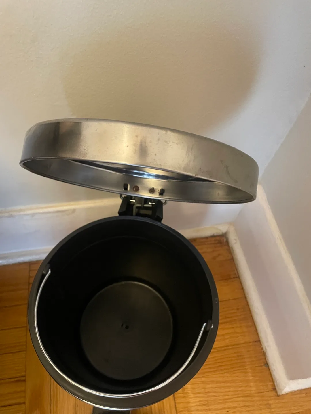 Stainless Steel Step-On Trash Can image indicator(2)