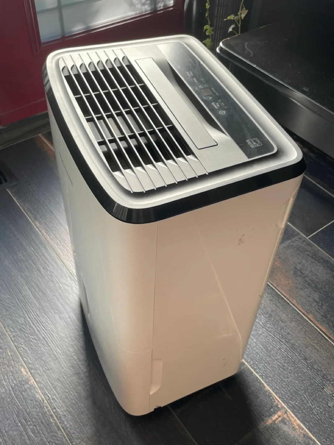 Dehumidifier Frigidaire FFAD5033W10, 50 pint image indicator(8)