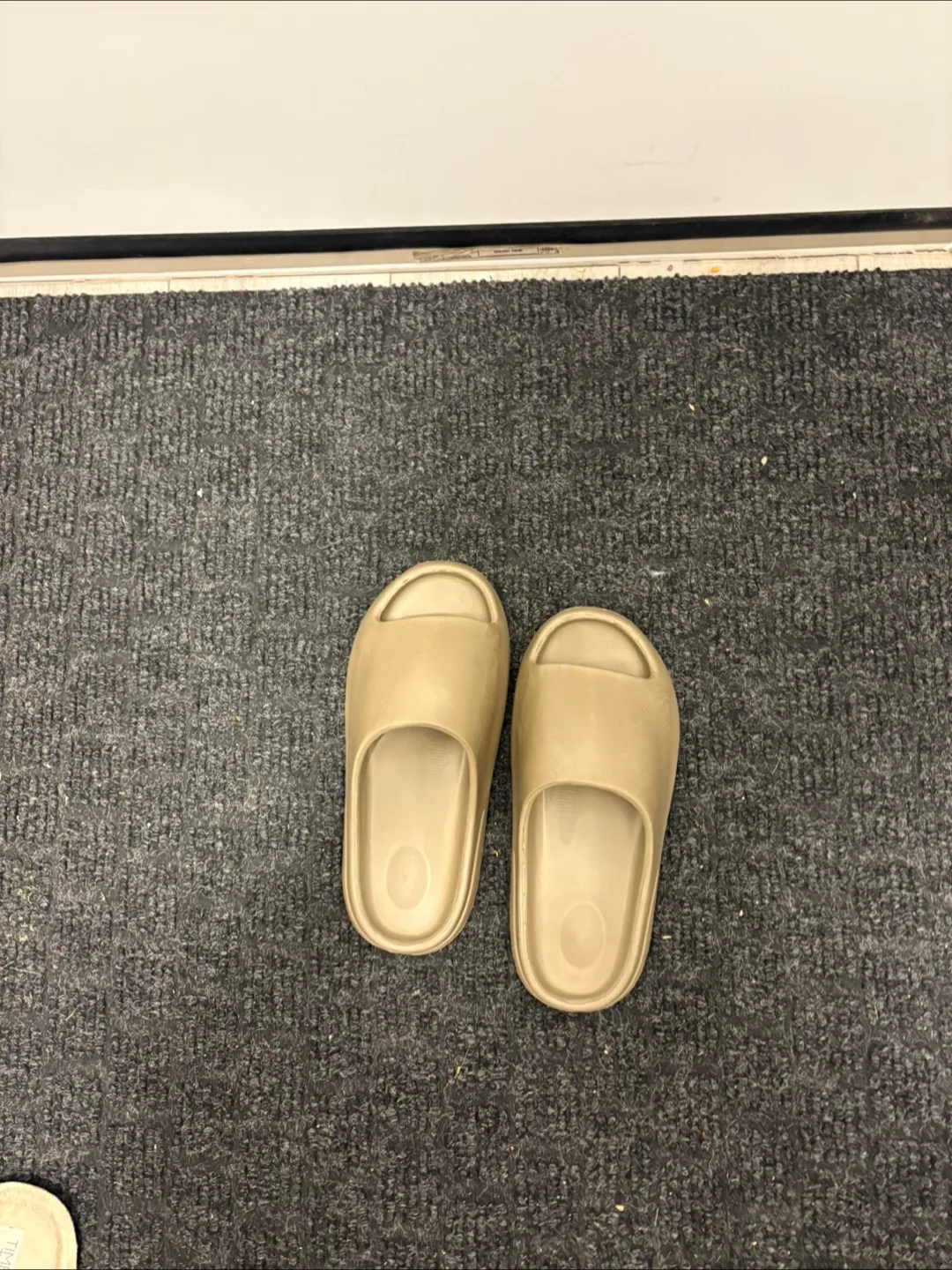 Adidas Yeezy Slide Earth Brown thumbnail