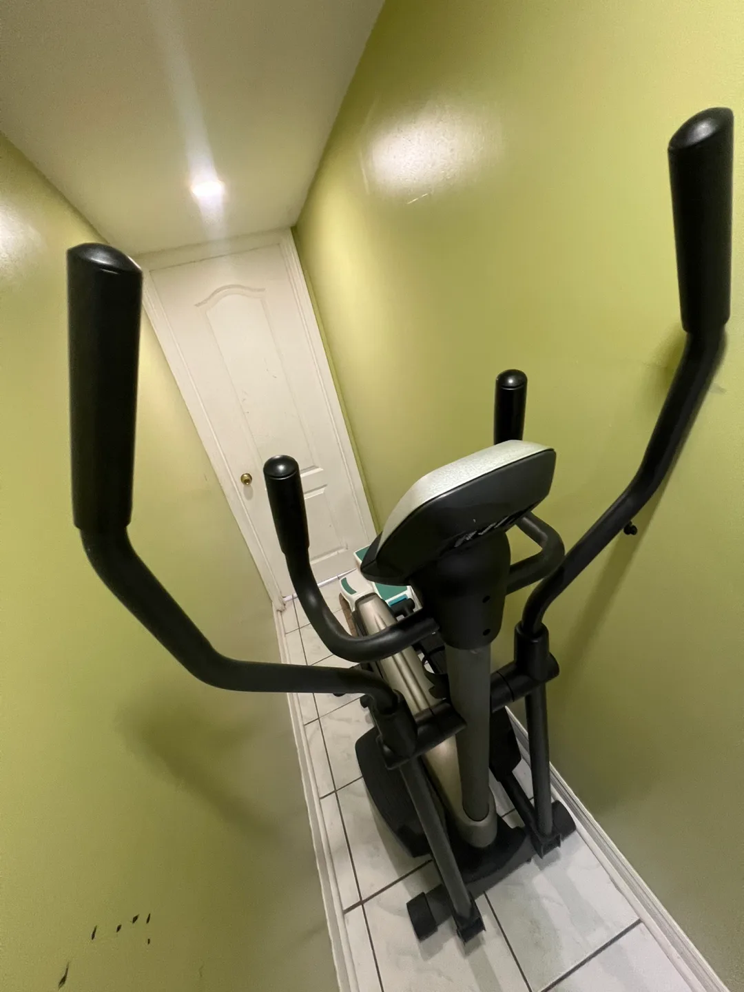 Gold's Gym Elliptical Exercise Machine thumbnail