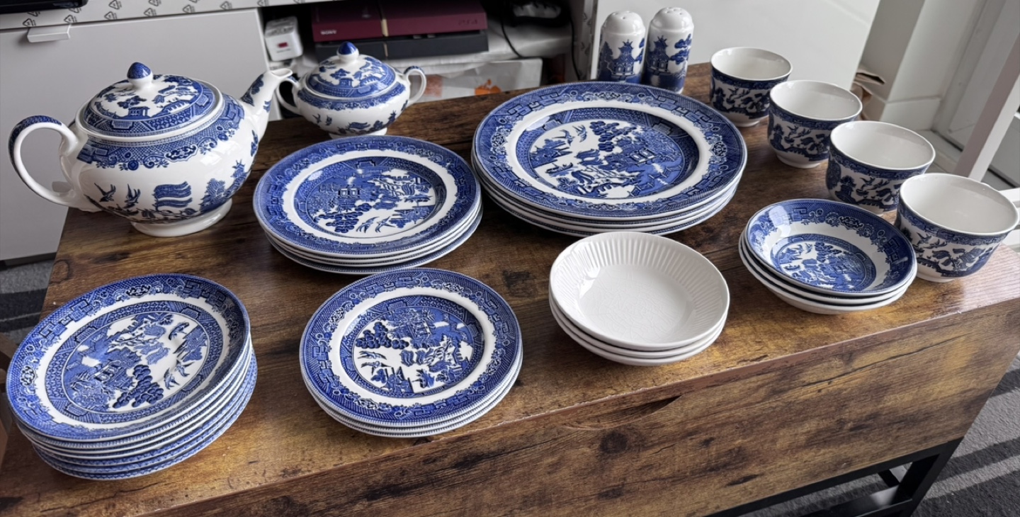 Johnson Bros - Blue Willow China Set - Teapot, Plates, Bowls - photo 4