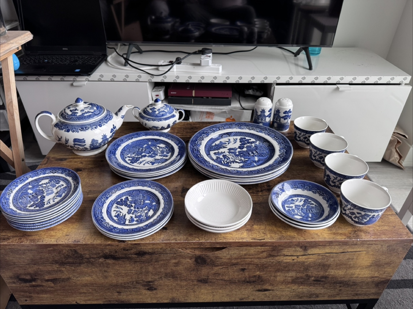 Johnson Bros - Blue Willow China Set - Teapot, Plates, Bowls - photo 3