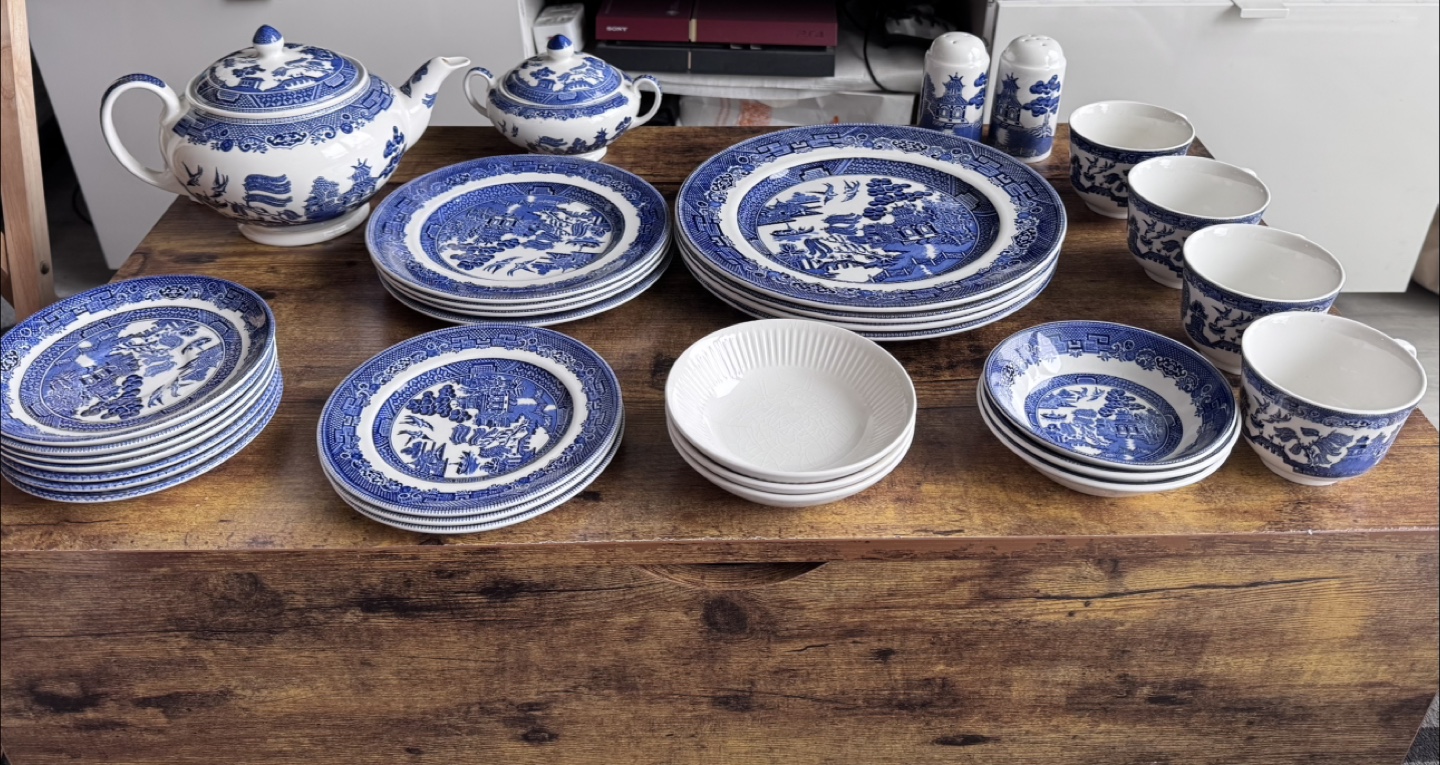 Johnson Bros - Blue Willow China Set - Teapot, Plates, Bowls - photo 2