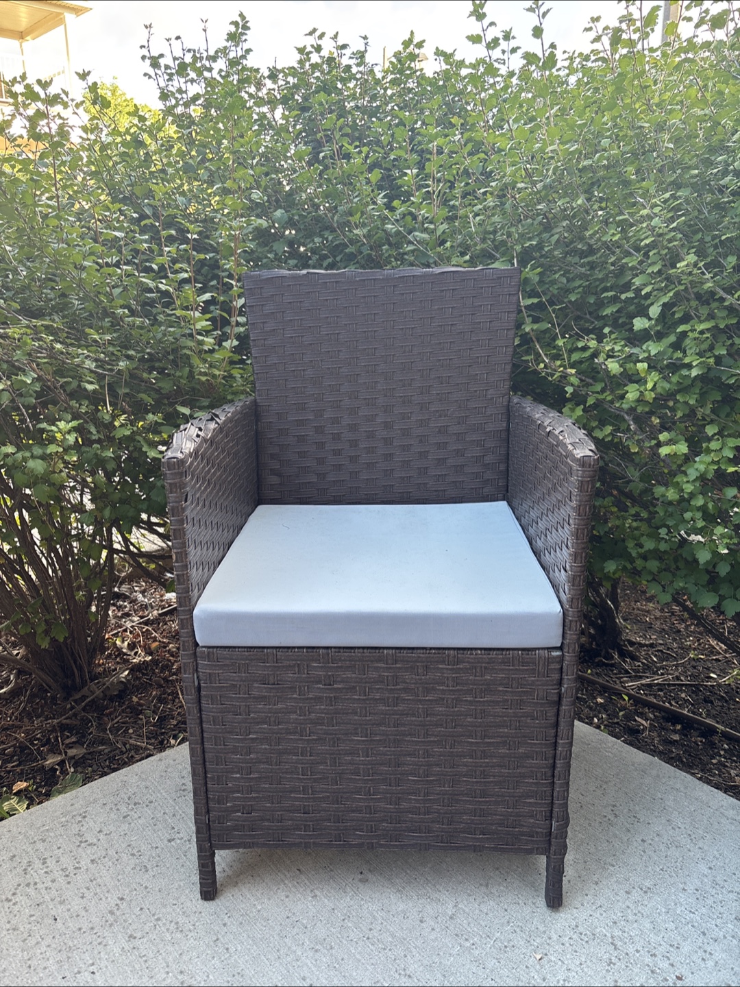 Patio Set with Umbrella & Table - photo 2