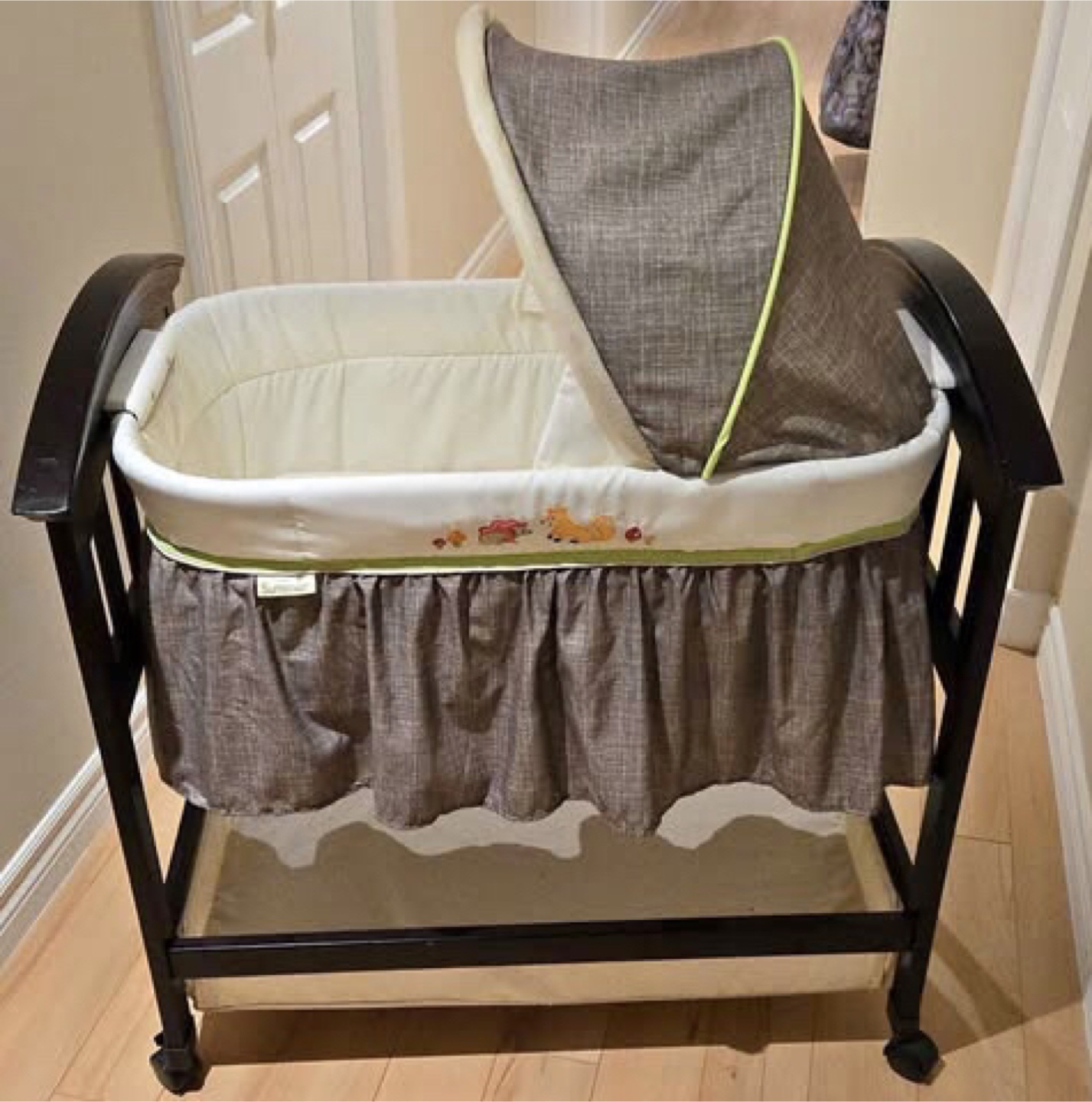 Bassinet - Brown & White