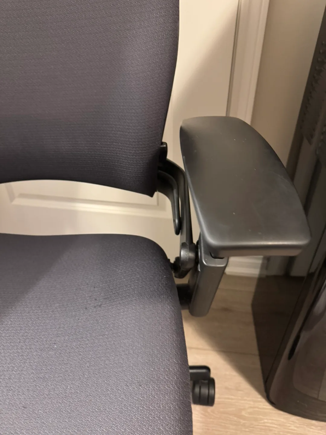 Steelcase Leap V2 Chair (Black) image indicator(3)