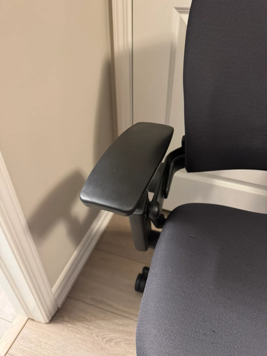 Steelcase Leap V2 Chair (Black) image indicator(2)