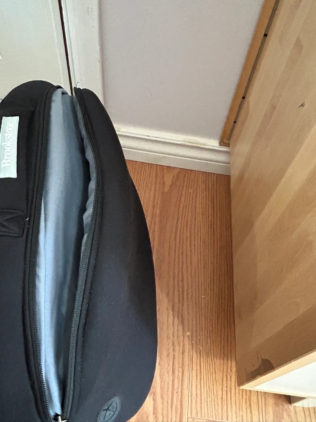 Brookstone Black Travel Case/ laptop image indicator(2)