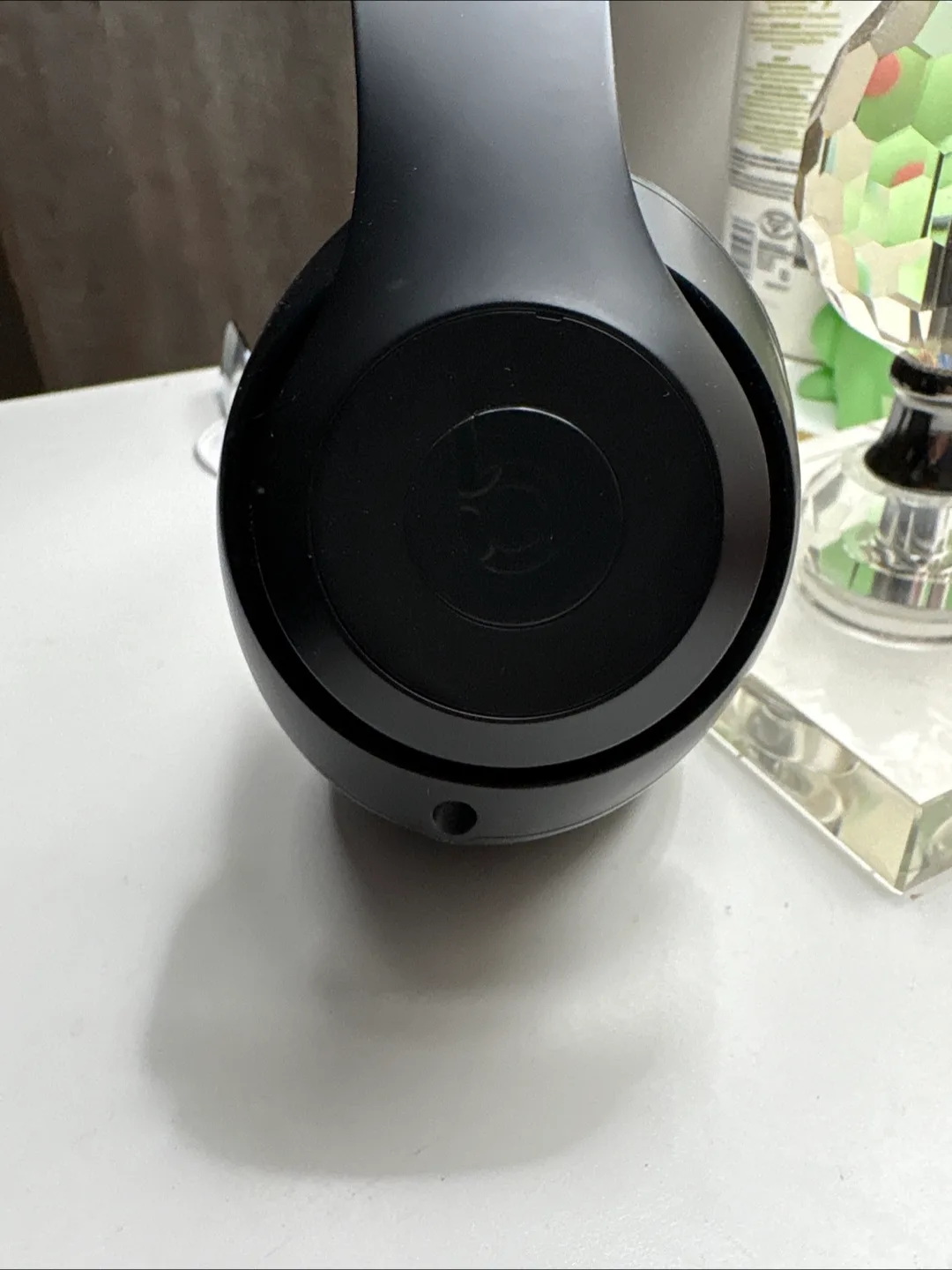 Beats Studio 3 by Dr. Dre. Black with case and charger image indicator(2)