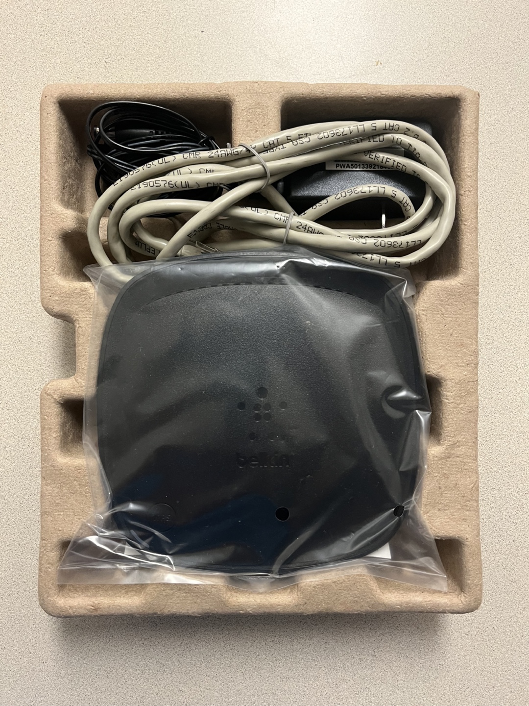Belkin N300 WiFi Router - Like New! - photo 3