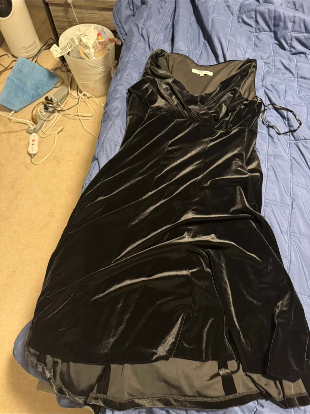 Evan-Picone Black Velvet Dress - Size 16 image indicator(4)