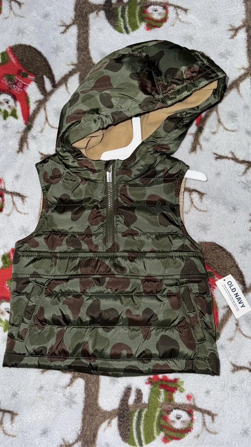 Old Navy Camo Puffer Vest thumbnail