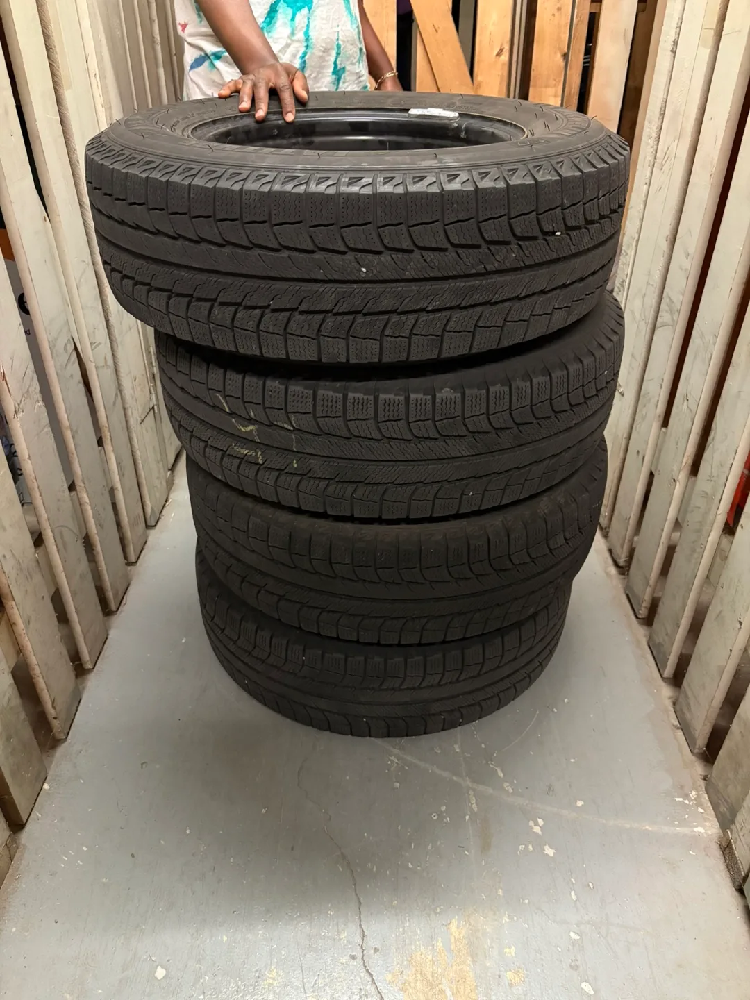 Set of 4 Winter Tires 215/70R16 image indicator(2)