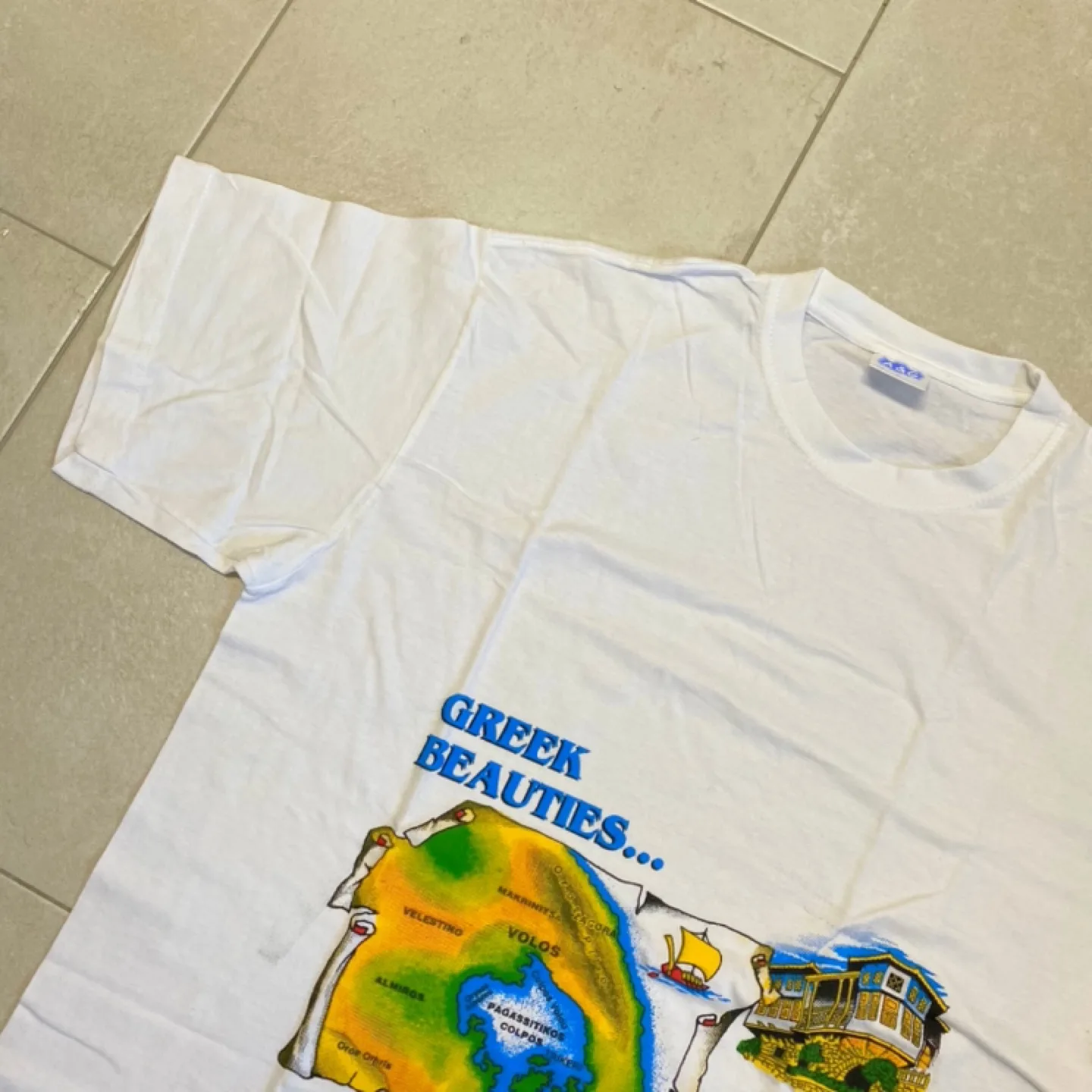 White Graphic Tee - Size L image indicator(3)