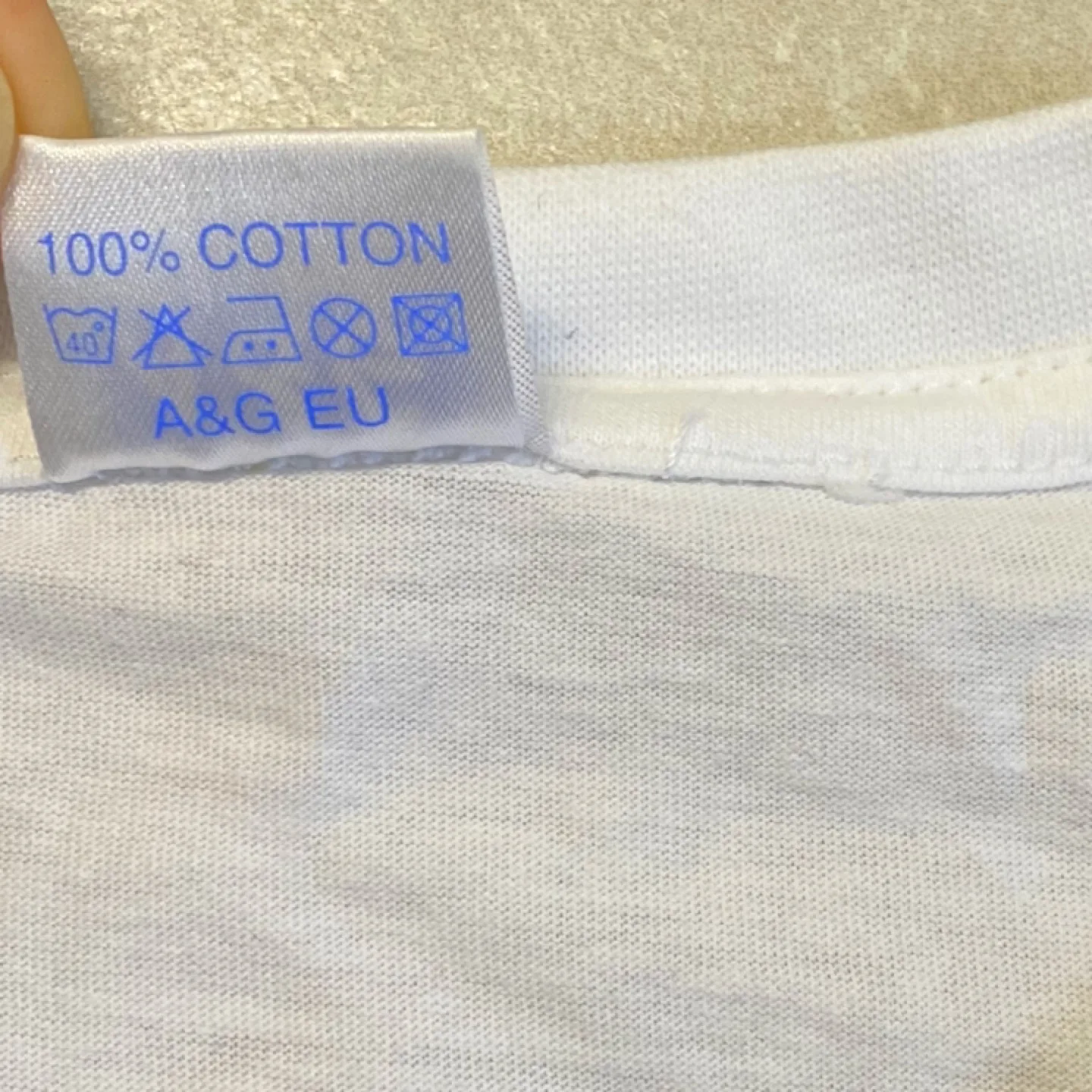 White Graphic Tee - Size L image indicator(5)