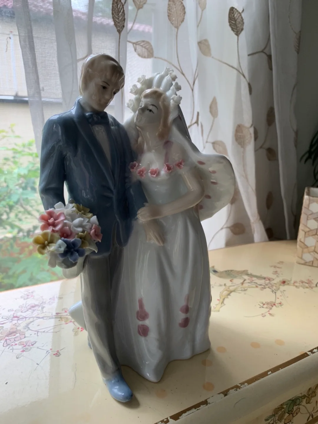 Porcelain Wedding Couple Figurine image indicator(3)