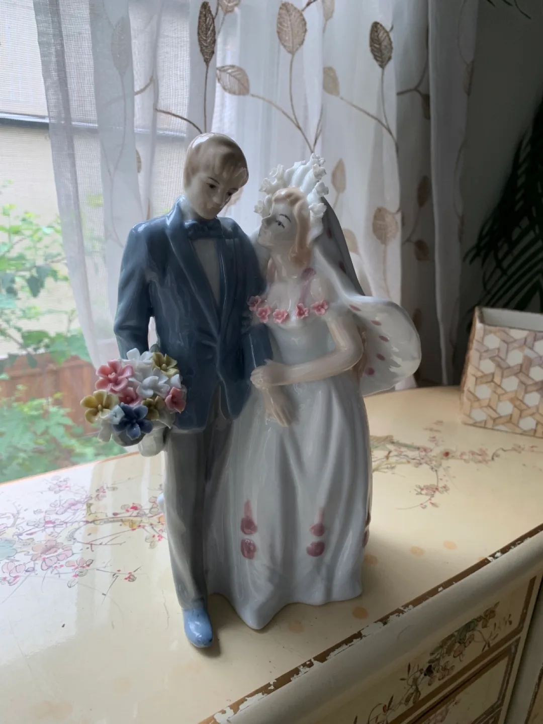 Porcelain Wedding Couple Figurine image indicator(2)