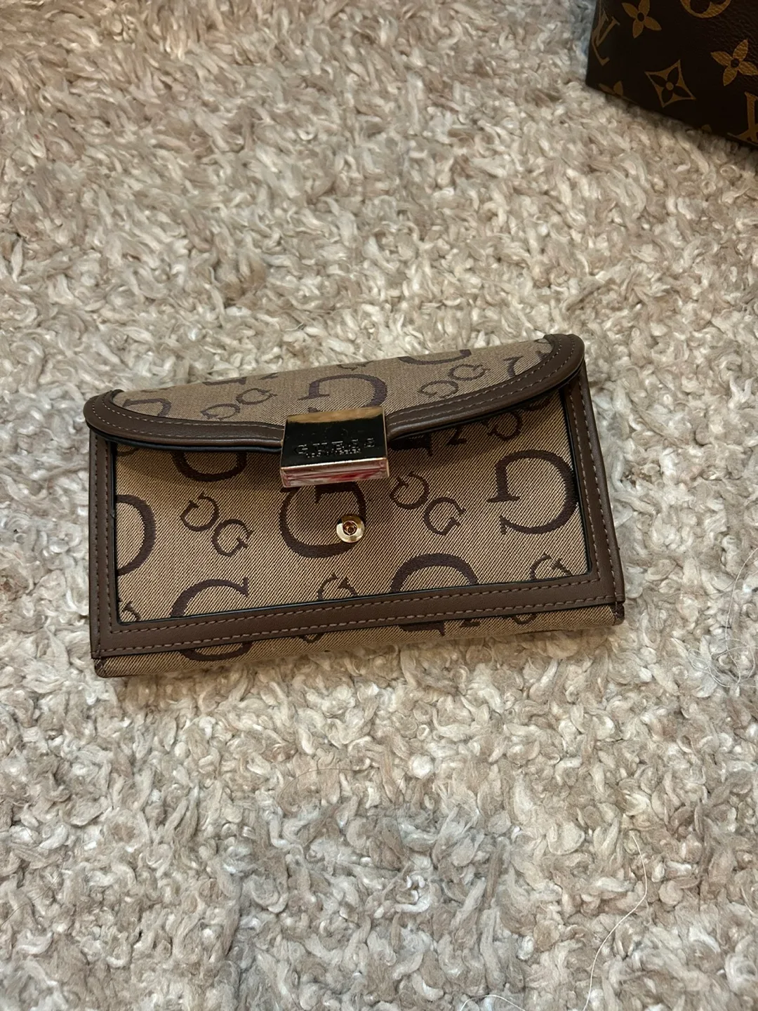 Guess Wallet image indicator(2)