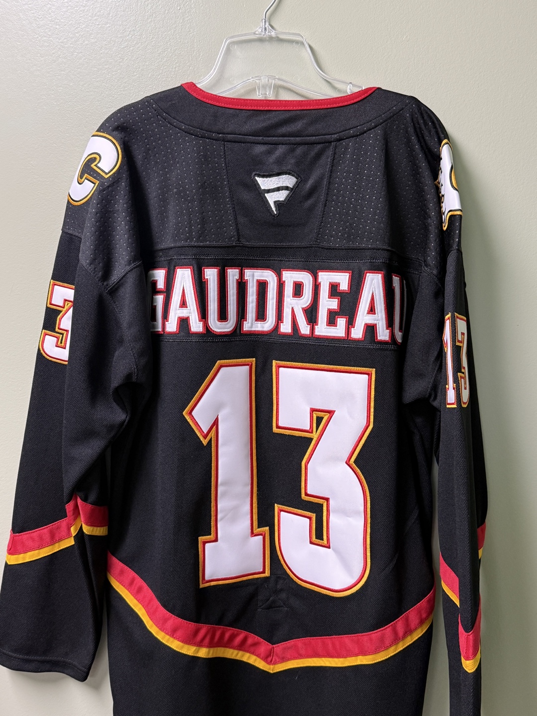Calgary Flames Gaudreau #13 Jersey & Hat - photo 2