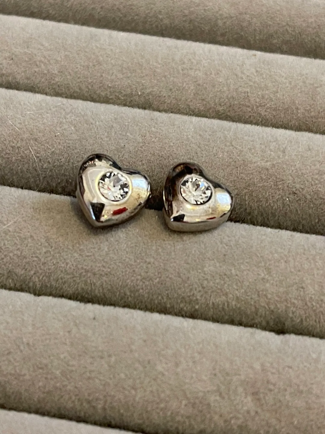 NIC & SYD Swarovski Heart Stud Earrings image indicator(2)