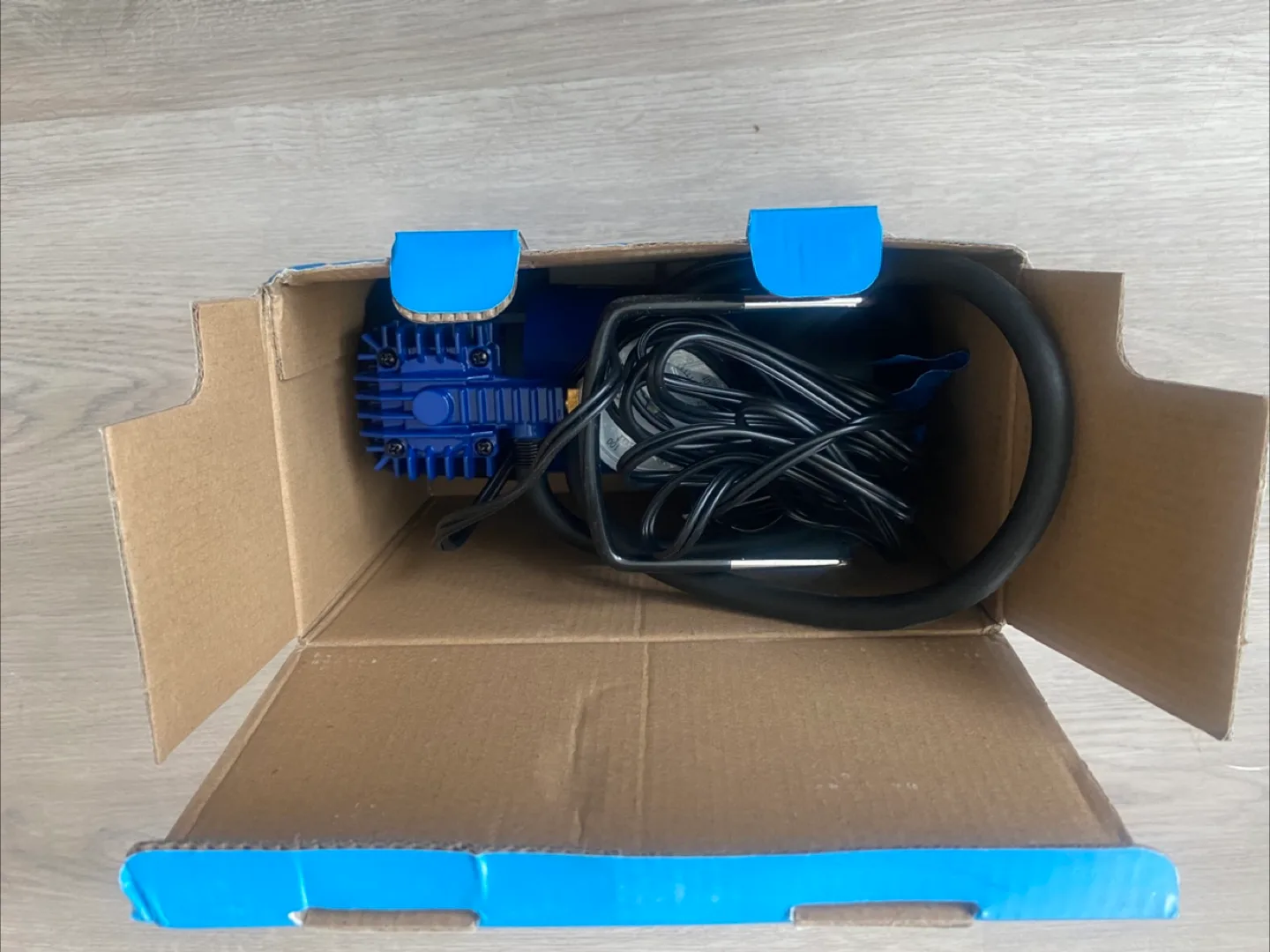 Certified 12V Direct-Drive Analog Air Compressor - NEW image indicator(2)