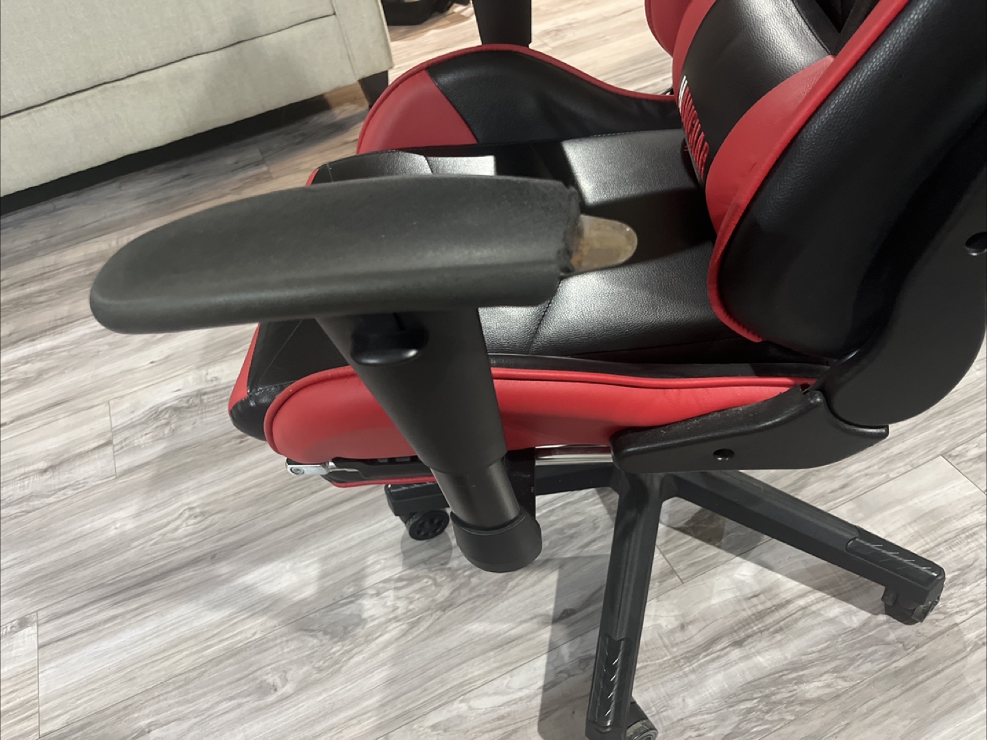 HAWGUAR Red and Black Gaming Chair small damage to arm - photo 4