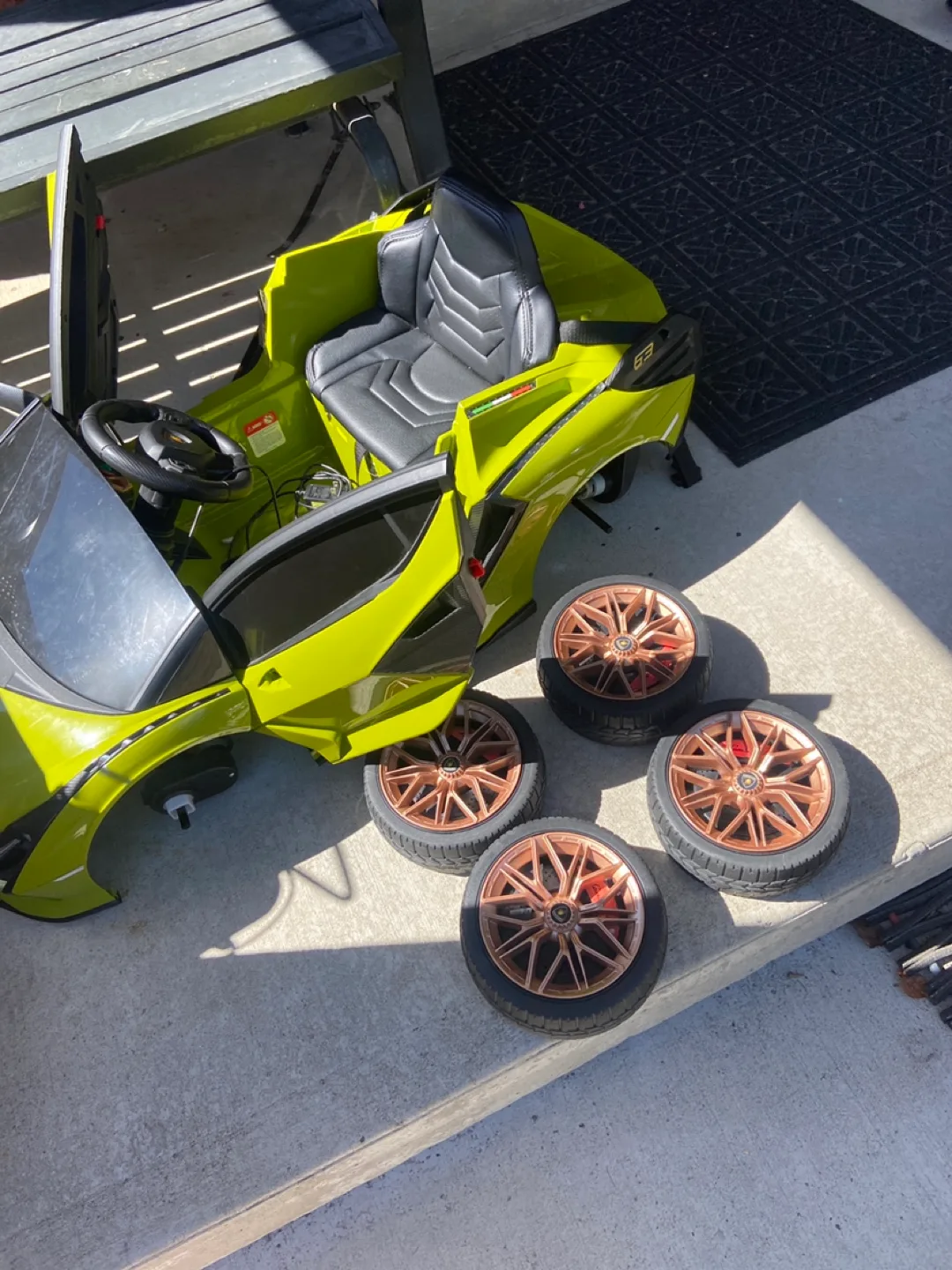 Lamborghini Kids Ride-On Car, Green image indicator(3)