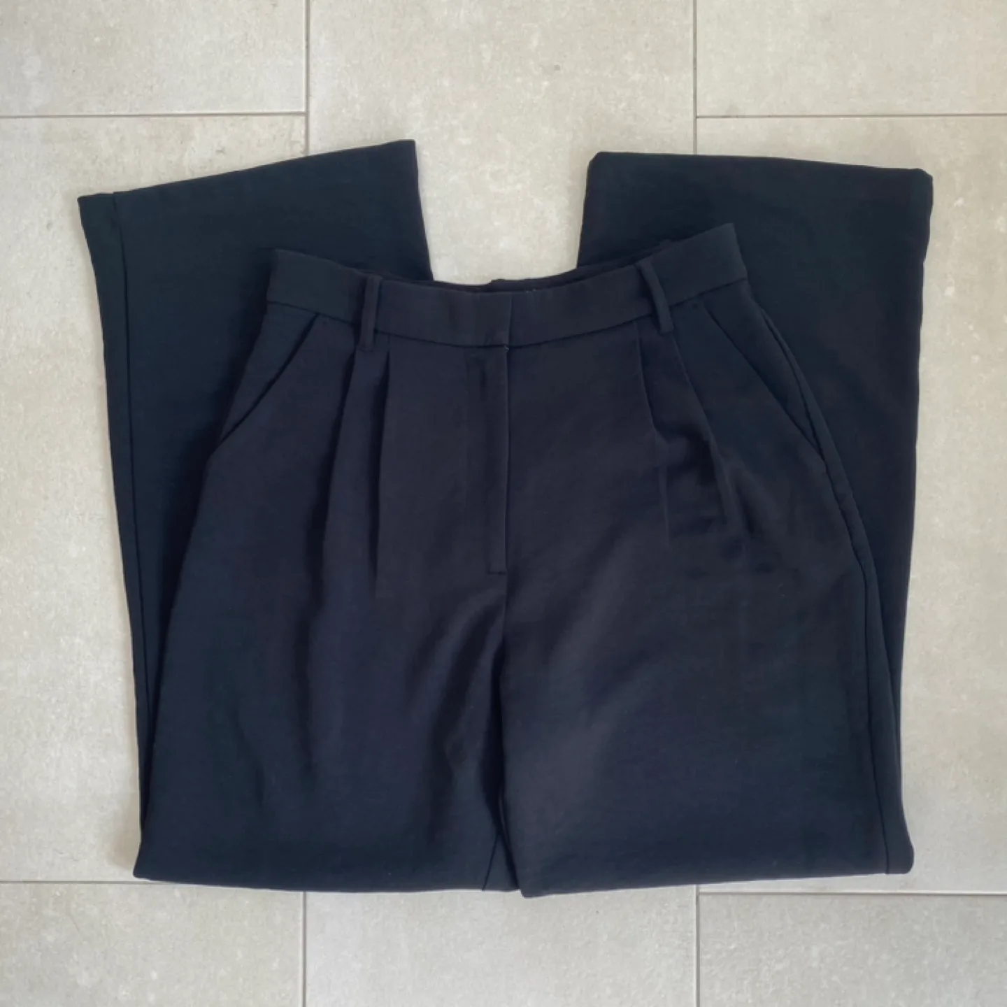 A&F Harper Tailored Premium Crepe Ultra-Wide Leg Pant image indicator(7)