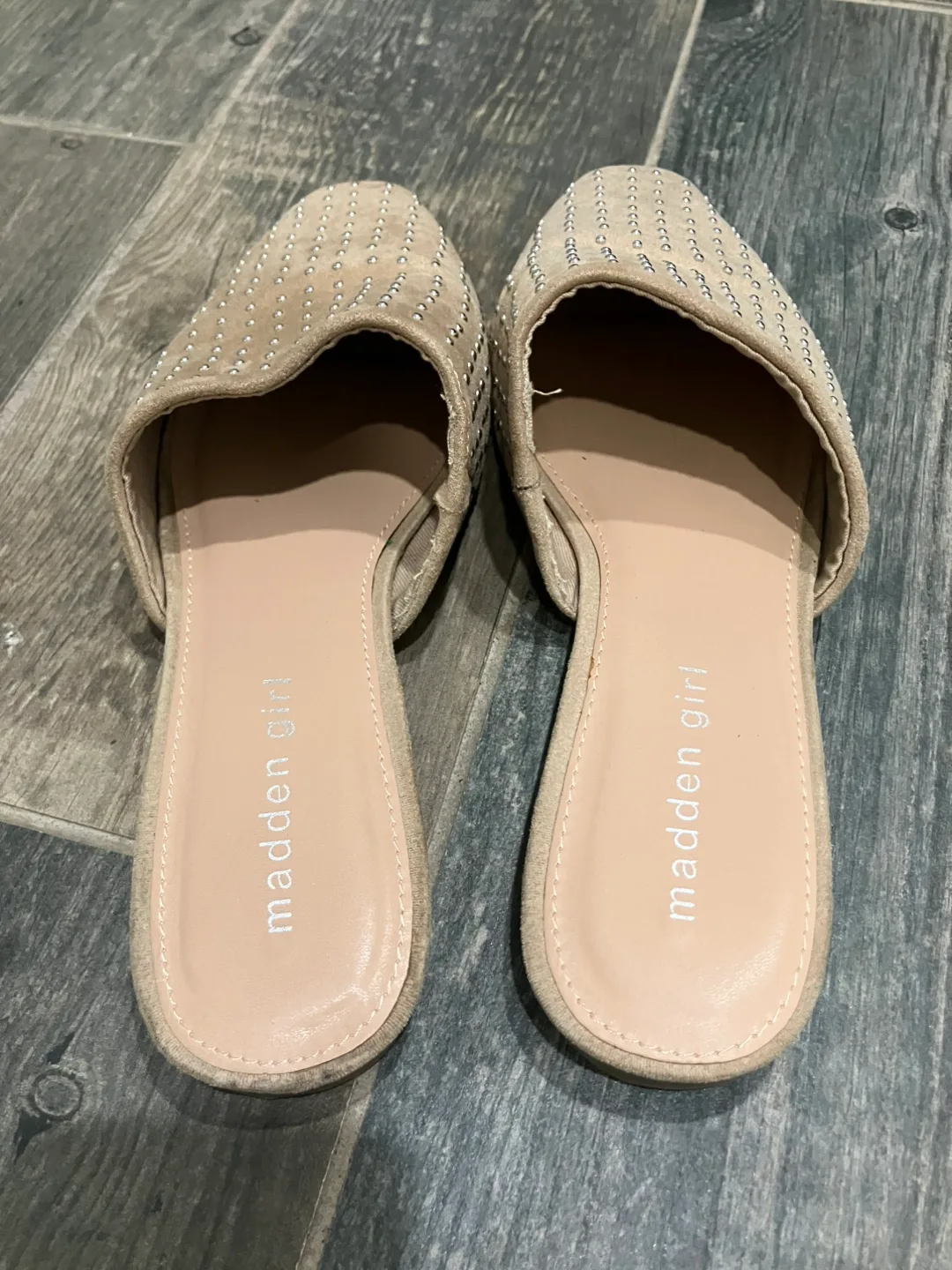 Beige Flats image indicator(2)