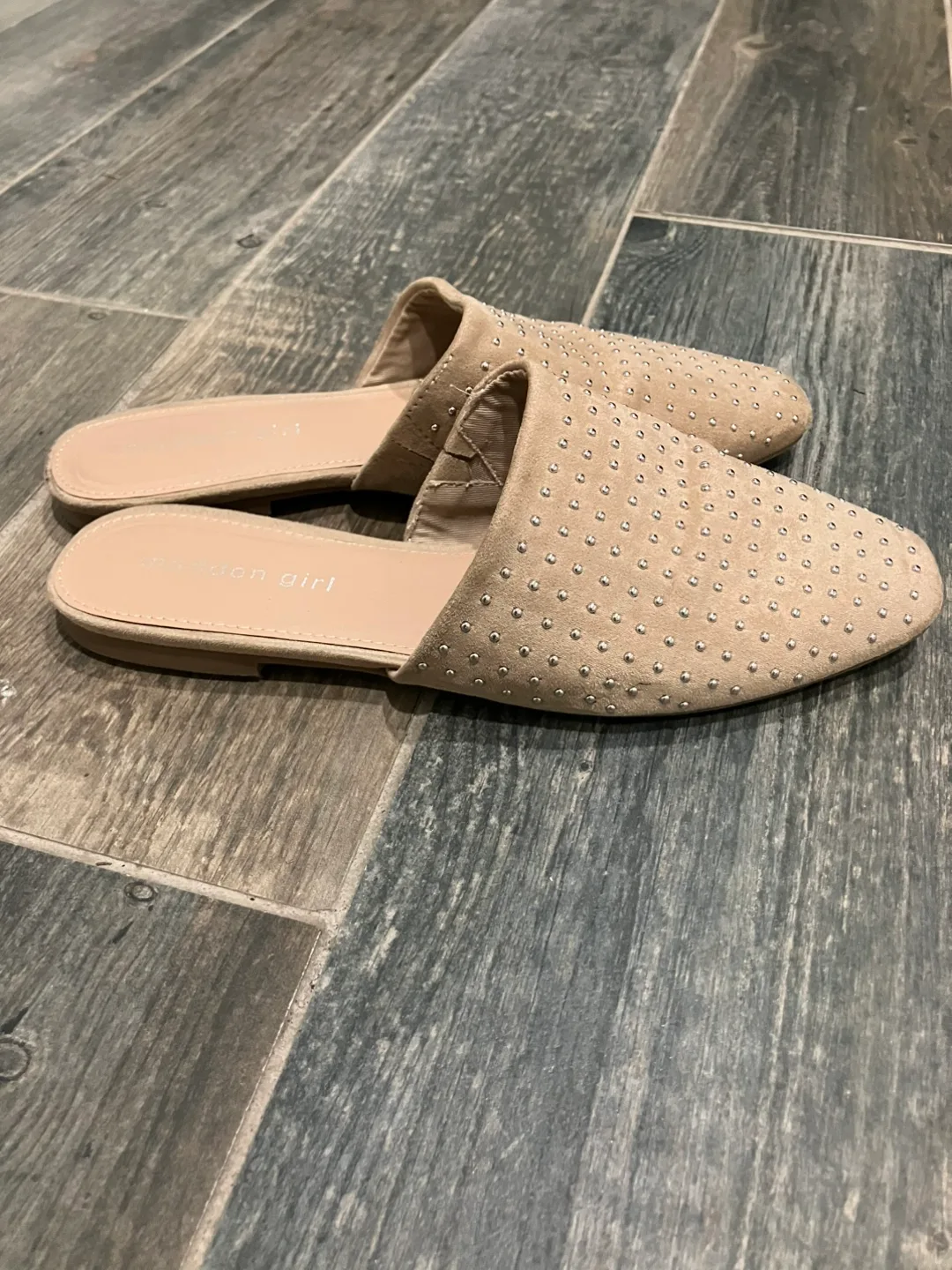 Beige Flats image indicator(3)