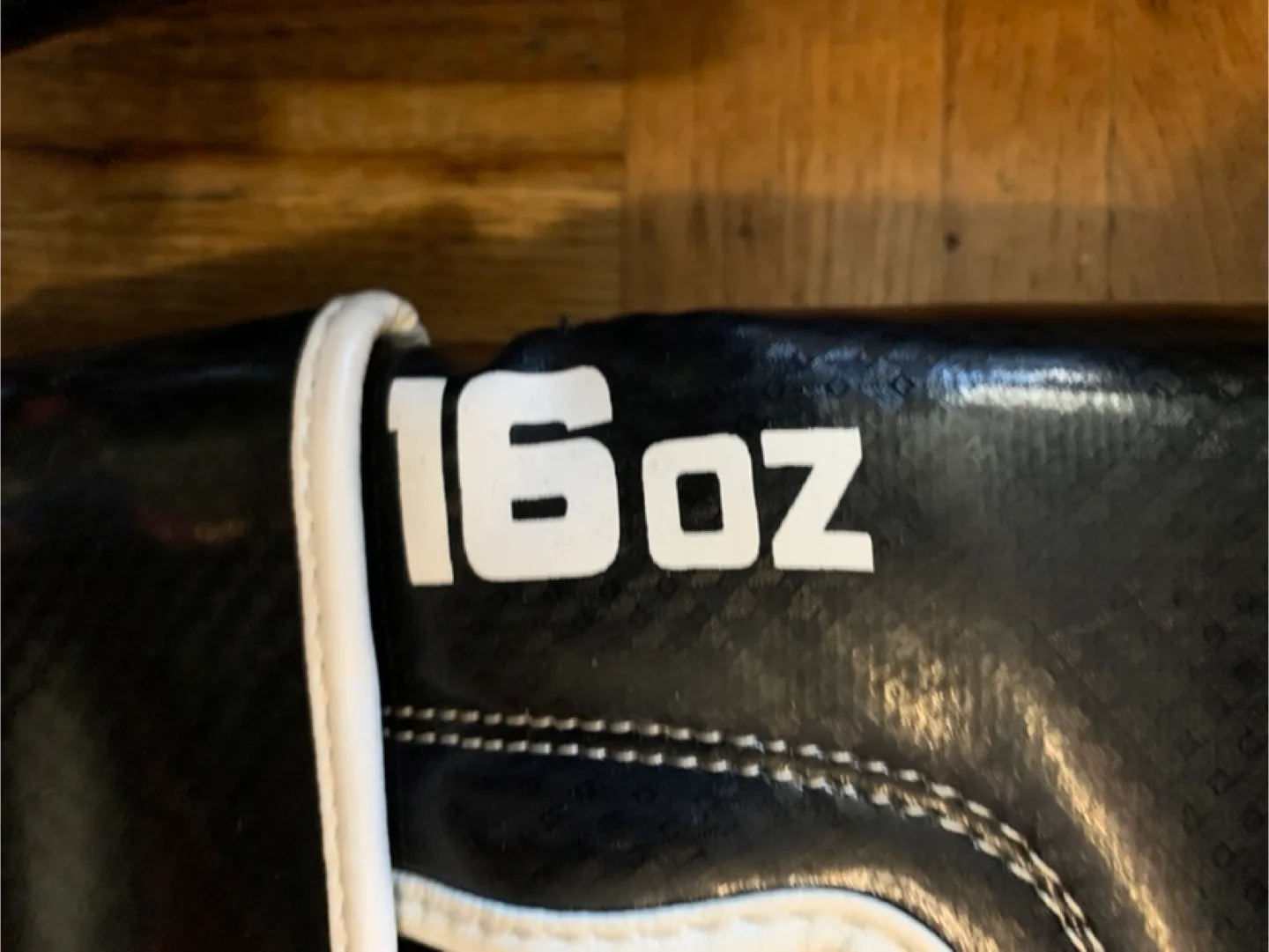 Ring Royalty Boxing Gloves - 16oz image indicator(3)