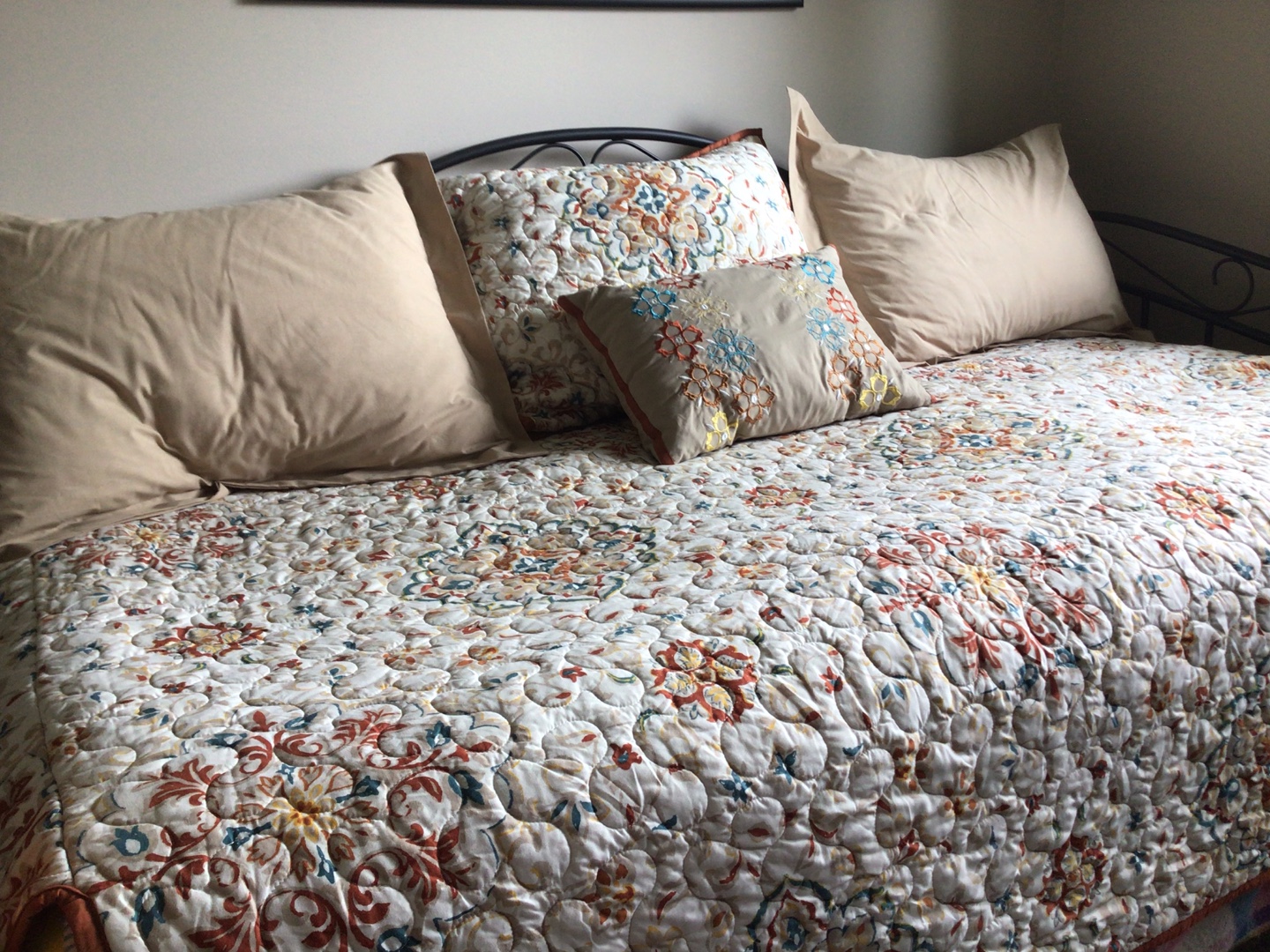 Floral Quilted Bedspread & Pillows - photo 3