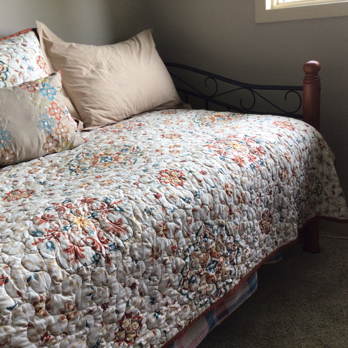 Floral Quilted Bedspread & Pillows