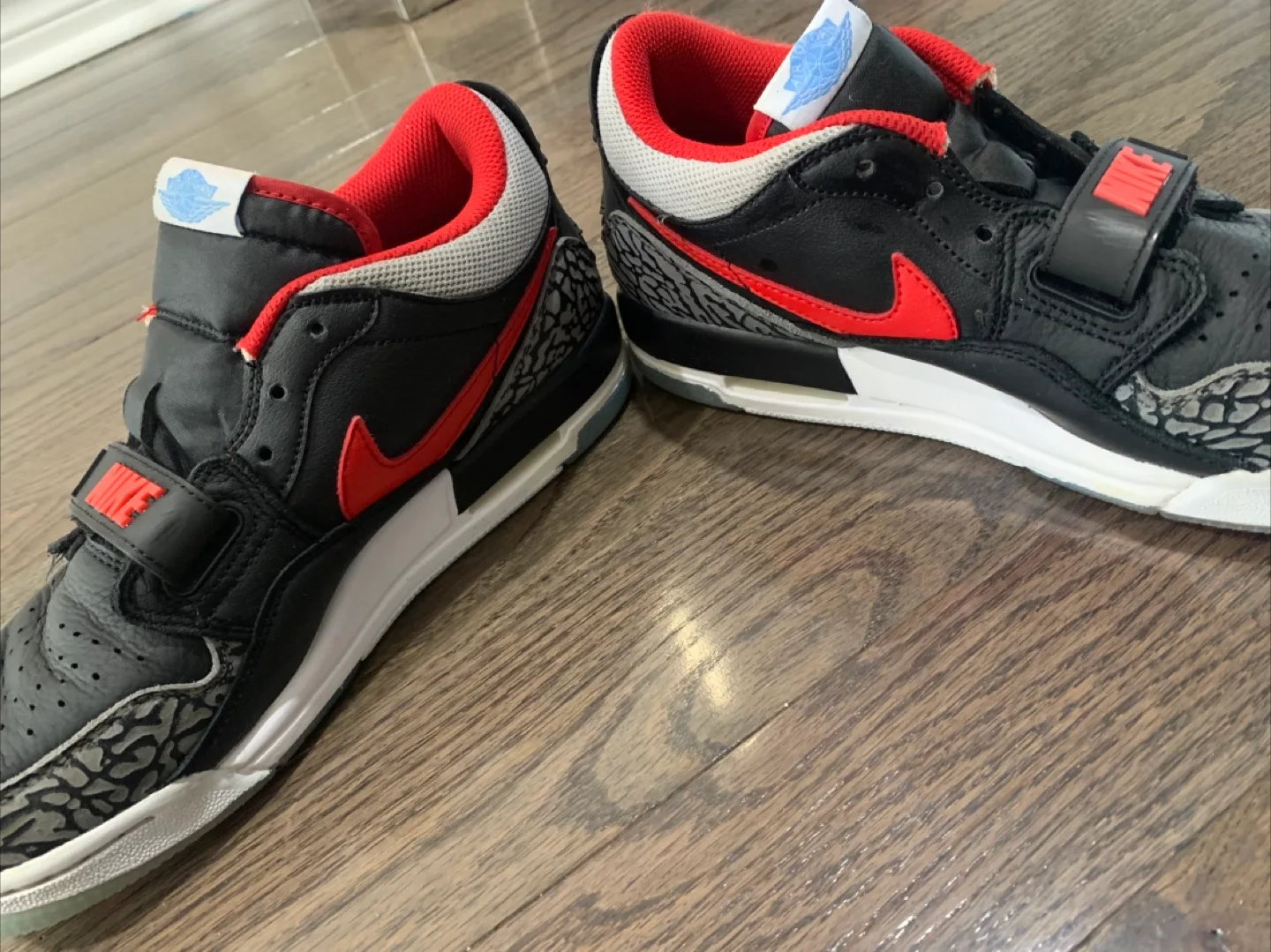 Air Jordan Legacy 312 Low GS (CD9054-004) in Youth Size 7Y image indicator(3)