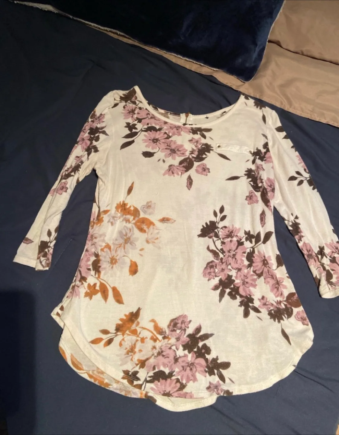 Women’s assortment of tops szM image indicator(3)