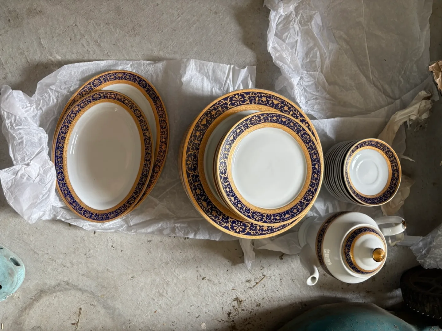 Elegant Porcelain Dinnerware Set - Blue & Gold image indicator(2)