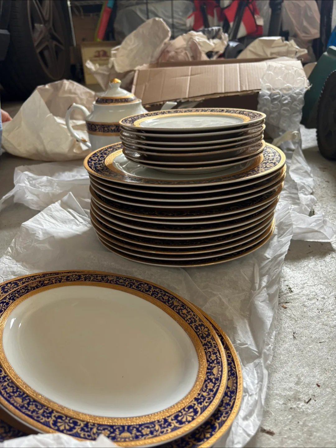 Elegant Porcelain Dinnerware Set - Blue & Gold image indicator(7)