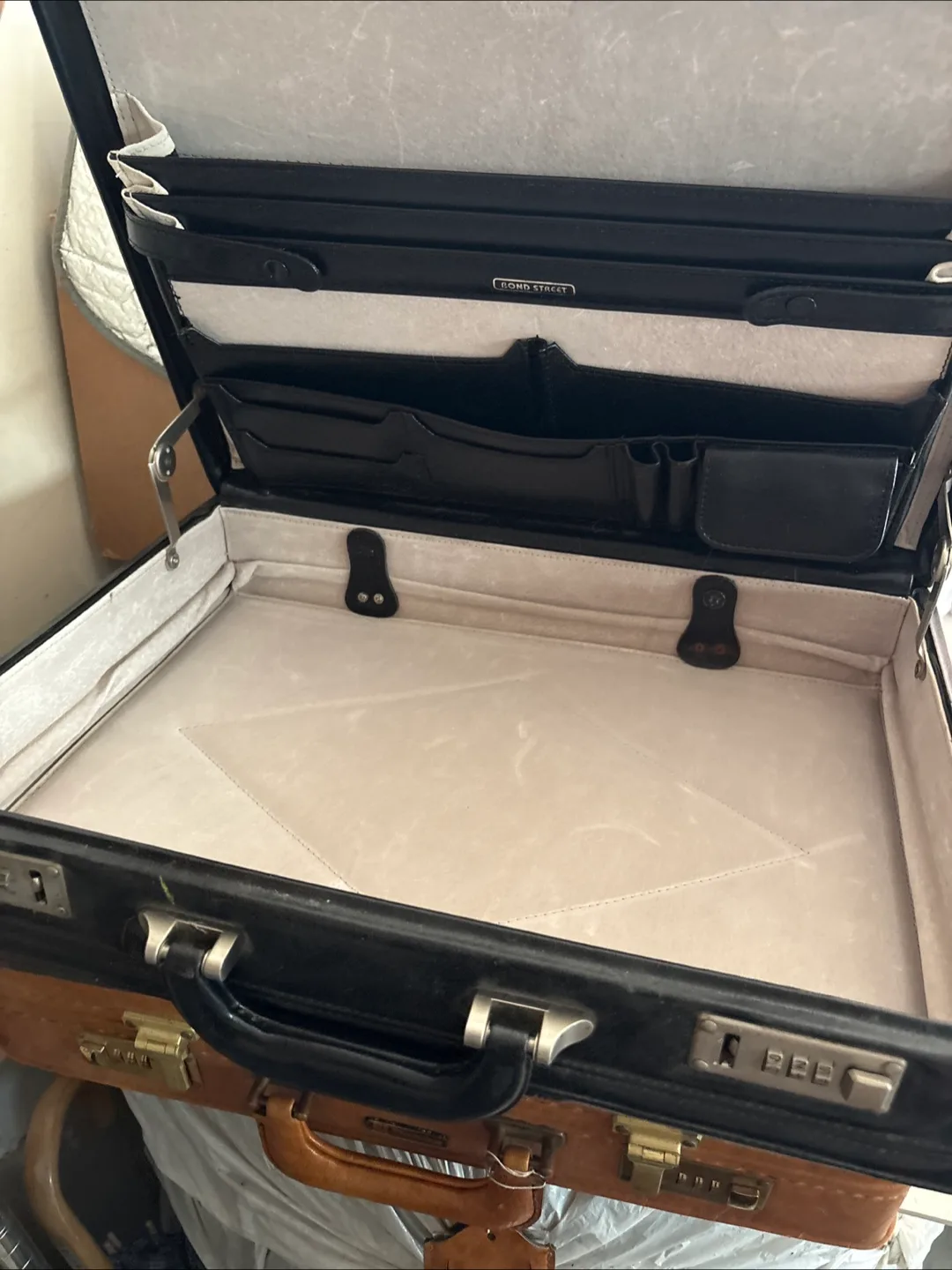 Black Leather Briefcase image indicator(2)