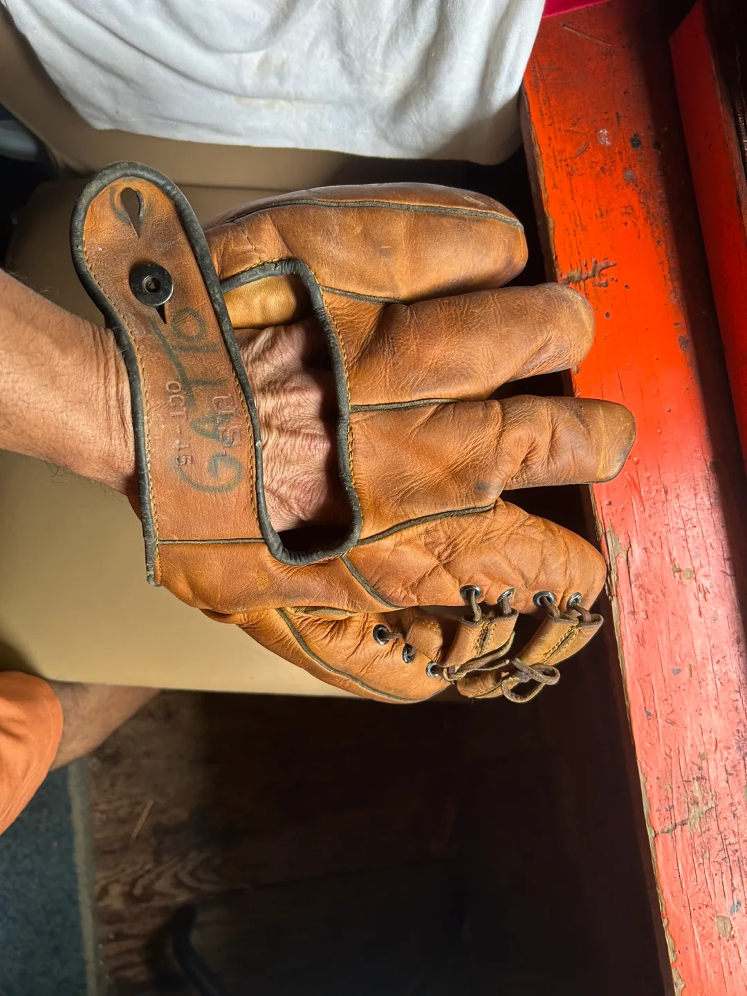 Vintage Leather Baseball Glove image indicator(2)