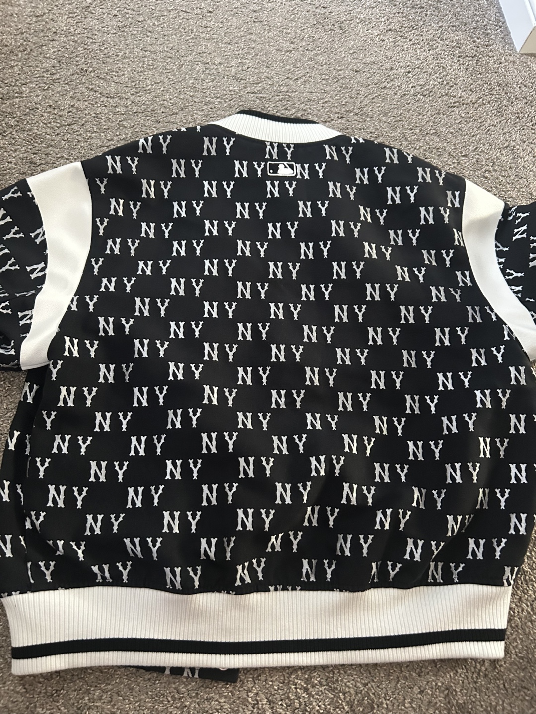 MLB New York Yankees Varsity Jacket - Size M - photo 3