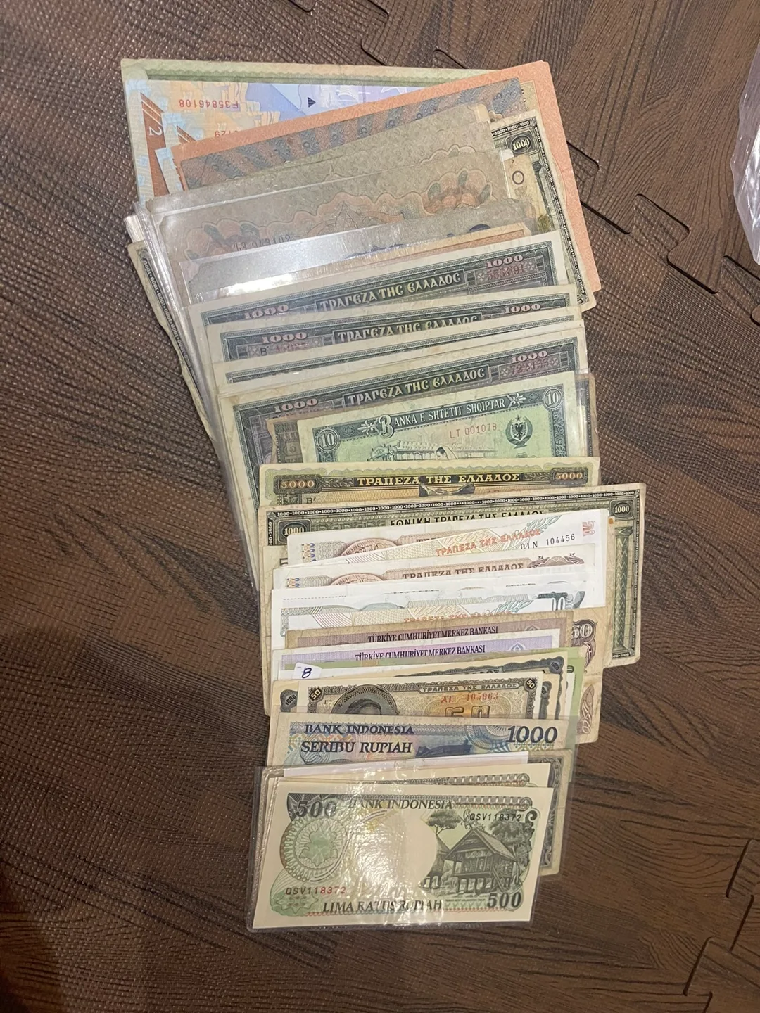 Mixed Collection of World Banknotes image indicator(2)