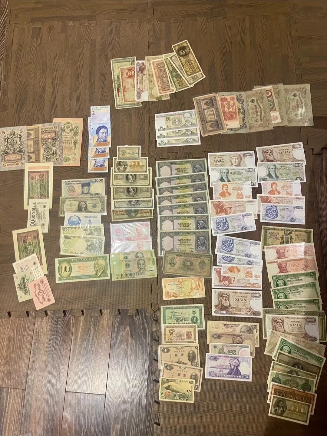 Mixed Collection of World Banknotes image indicator(3)