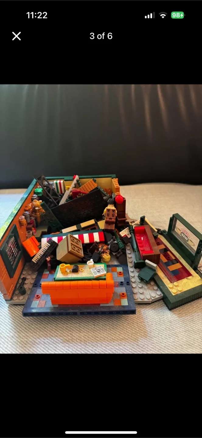 Lego Friends Central Perk & Extras image indicator(3)